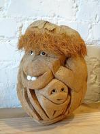 Grappig beeld aap met baby's gemaakt van een kokosnoot, Antiek en Kunst, Kunst | Beelden en Houtsnijwerken, Ophalen of Verzenden