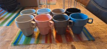 Mooie set kopjes met houders beschikbaar voor biedingen