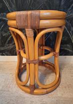 Vintage rotan krukje / bijzettafeltje, Huis en Inrichting, Ophalen, Gebruikt, Hout