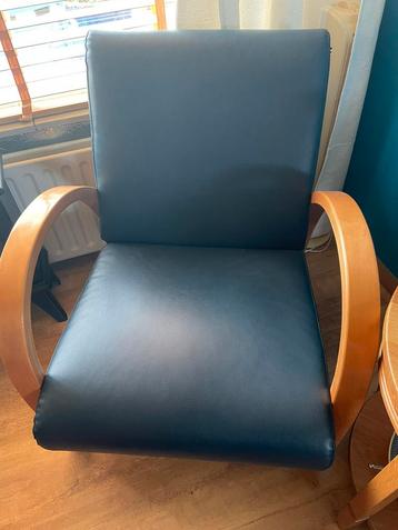 Mooie blauwe fauteuil met houten leuning/poten beschikbaar voor biedingen