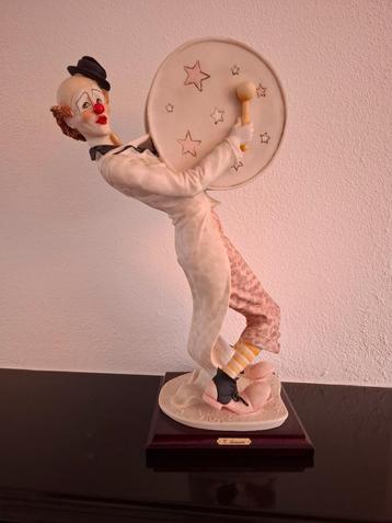 clown met trommel van G.Armani beschikbaar voor biedingen