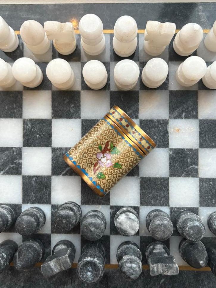 Cloisonné Pillendoosje met Bloemmotief, Antiek en Kunst, Antiek | Overige Antiek, Ophalen of Verzenden