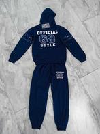 Nieuw donkerblauw kinderhuispak, Kinderen en Baby's, Kinderkleding | Maat 146, Ophalen of Verzenden, Nieuw, Jongen, Setje