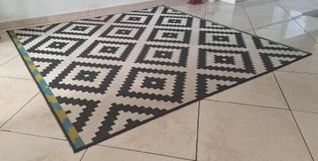 Te koop gebruik zwart/wit vloerkleed van Ikea (2 x 2 meter). beschikbaar voor biedingen