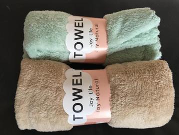 2 kleine super zachte handdoeken. Joy Life beschikbaar voor biedingen