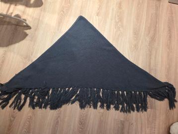 Blauw/grijze driehoekige sjaal met franjes beschikbaar voor biedingen