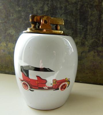 Vintage oude tafel aansteker met afbeelding oldtimer auto.  beschikbaar voor biedingen