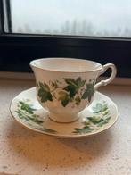 Queen Anne kop en schotel met bladmotief, Gebruikt, Ophalen of Verzenden, Overige stijlen, Kop(pen) en/of Schotel(s)