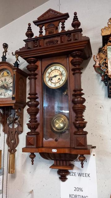 Antieke Wandklok met Pendule beschikbaar voor biedingen