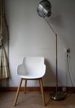 IKEA stoel TORVID houten onderstel plastic kuipstoel wit, Kuipstoel, Hout, Wit, Zo goed als nieuw