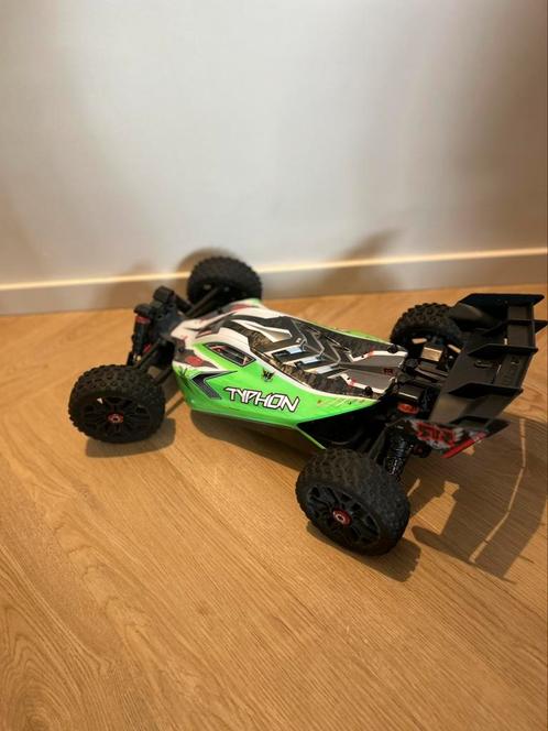 RC Car Arrma Typhon, Hobby en Vrije tijd, Modelbouw | Radiografisch | Auto's, Zo goed als nieuw, Auto offroad, Elektro, Ophalen of Verzenden