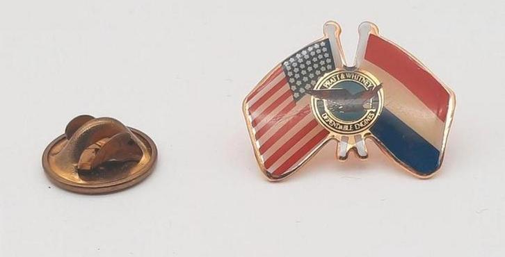 Pratt & Whitney Amerikaanse en Nederlandse vlag pin, Verzamelen, Speldjes, Pins en Buttons, Zo goed als nieuw, Speldje of Pin