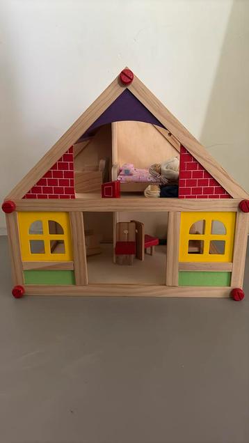 Poppenhuis met meubeltjes en poppetjes beschikbaar voor biedingen