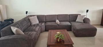 Heerlijke loungebank met bijbehorende kussens. beschikbaar voor biedingen