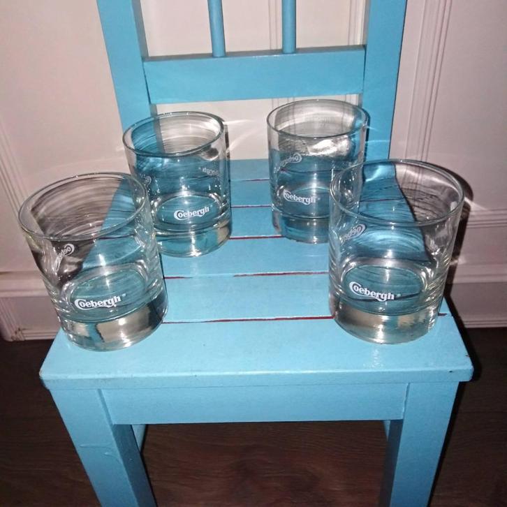 Coebergh bessenjenever glazen wit logo 4 stuks, Huis en Inrichting, Keuken | Servies, Zo goed als nieuw, Glas of Glazen, Overige stijlen