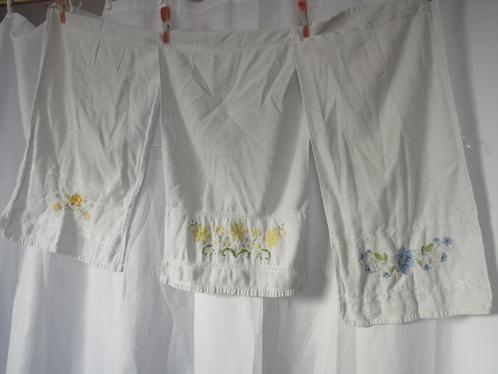 3 kleine handdoeken / grote gastendoekjes mooi borduursel, Huis en Inrichting, Badkamer | Badtextiel en Accessoires, Gebruikt