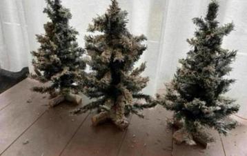 3x uitvouwbare kunstkerstbomen, sneeuw & houten voet 60 cm beschikbaar voor biedingen