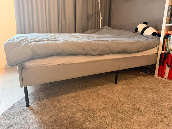 IKEA SLATTUM bed – lichtgrijs – 140x200 cm – nette staat, Huis en Inrichting, Slaapkamer | Bedden, Nieuw, Twijfelaar, 140 cm, 200 cm