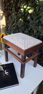 Vintage voetenbankje, krukje, bankje met nieuwe stoffering, Vintage, Ophalen of Verzenden, Zo goed als nieuw, Nvt