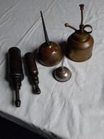 3 oude olie spuitjes  + 2 goede oude vet spuiten, Antiek en Kunst, Ophalen of Verzenden