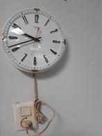 wandklok vintage wit werkt metamec, Huis en Inrichting, Woonaccessoires | Klokken, Ophalen of Verzenden, Gebruikt, Analoog, Wandklok