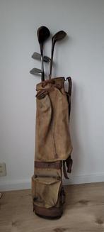 Decoratieve vintage golftas en golfclubs, Ophalen