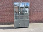 VITRINEKAST OLIJFGROEN 6 DEURS 142 CMMETAAL  EXTRA ACTIE, Huis en Inrichting, Kasten | Vitrinekasten, Met deur(en), 100 tot 150 cm