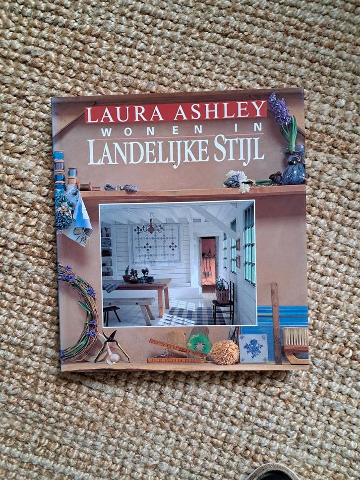 Laura Ashley Wonen in Landelijke Stijl, Boeken, Wonen en Tuinieren, Gelezen, Interieur en Design, Ophalen of Verzenden