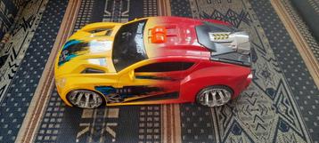 Race auto op batterijen met geluid en muziek  beschikbaar voor biedingen