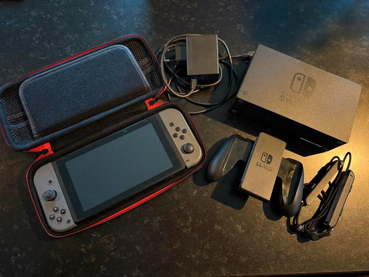 Nintendo Switch Grijs + Dock, Joycons, Hoes, Screenprotector, Spelcomputers en Games, Spelcomputers | Nintendo Switch, Zo goed als nieuw
