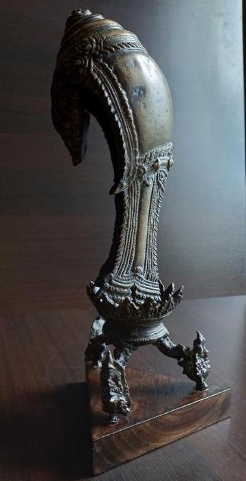 Bronzen RITUAL CONCH SHELL WITH STAND, ANGKOR PERIOD beschikbaar voor biedingen