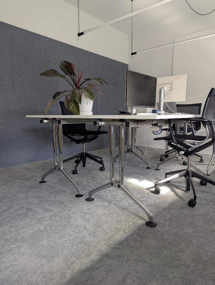 Vitra Ad Hoc slingerbureaus – 2 stuks, 160x80 cm, wit/chroom, Huis en Inrichting, Bureaus, Gebruikt, Bureau, In hoogte verstelbaar