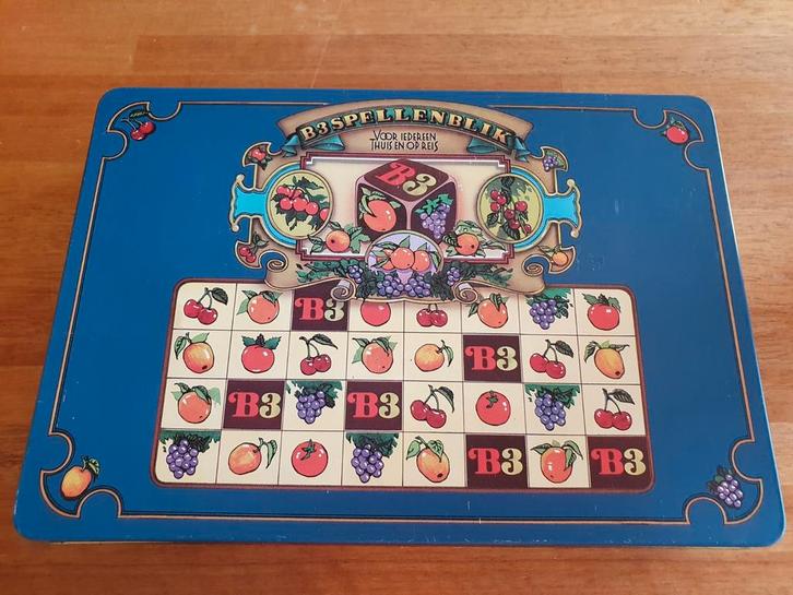 Damspel en schaakspel in vintage blik van B3, Hobby en Vrije tijd, Gezelschapsspellen | Bordspellen, Gebruikt, Een of twee spelers