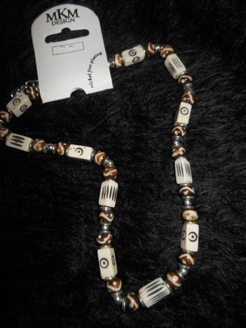 Korte halsketting van bruine kralen en witte langw. blokjes beschikbaar voor biedingen