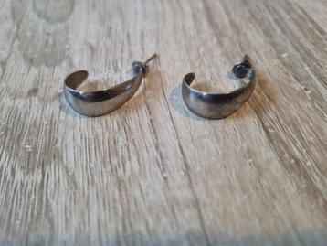 Zilver kleurig oorbellen (voor goed doel) beschikbaar voor biedingen