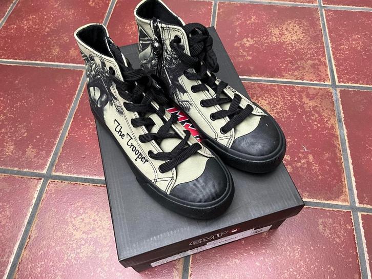Sneakers van Iron Maiden "The Trooper" Maat 37, Verzamelen, Muziek, Artiesten en Beroemdheden, Nieuw, Kleding, Ophalen of Verzenden