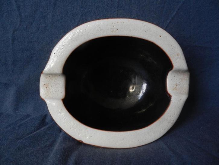 Ovale Ravelli asbak met wit en zwart glazuur hxb 5,2 x 14,2, Antiek en Kunst, Antiek | Keramiek en Aardewerk, Ophalen of Verzenden