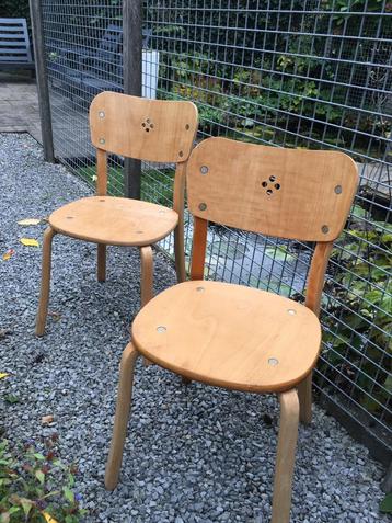 2 houten stoelen Vintage Zweeds design jaren 60-70 beschikbaar voor biedingen