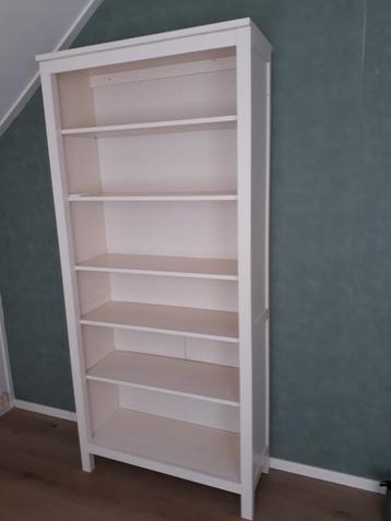 Stevige witte boekenkast beschikbaar voor biedingen