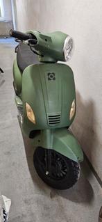 Blauwe scooter, bouwjaar 2016, legergroen, Fietsen en Brommers, Ophalen of Verzenden, Gebruikt, Benzine, Overige merken