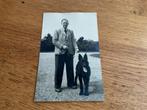 A993) man hond, Ophalen of Verzenden, Voor 1940, Zo goed als nieuw, Dier