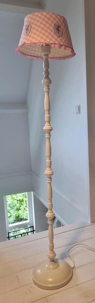 Staande lamp met ballerina motief beschikbaar voor biedingen