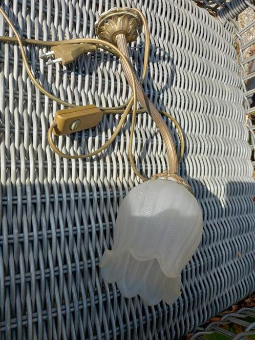 Antiek wandlampje met bewerkte glazen kapje/porseleinen fitt, Antiek en Kunst, Antiek | Woonaccessoires, Ophalen of Verzenden