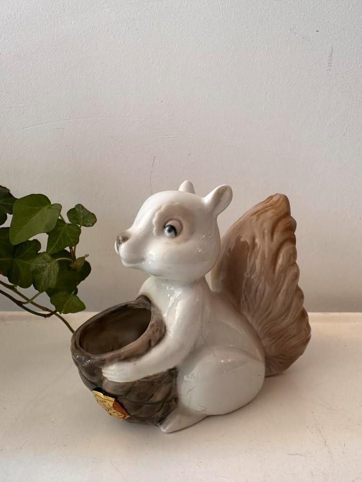 Sanbo Spain porseleinen beeldje eekhoorn, Verzamelen, Beelden en Beeldjes, Zo goed als nieuw, Dier, Ophalen of Verzenden