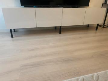 Tv kast beschikbaar voor biedingen