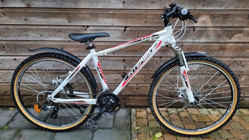 Nieuwstaat kids mountainbike 26 inch ( Schijfremmen ), Fietsen en Brommers, Fietsen | Jongens, Zo goed als nieuw, 26 inch of meer