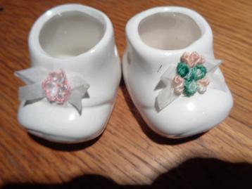 2 witte porseleine baby schoentjes beschikbaar voor biedingen