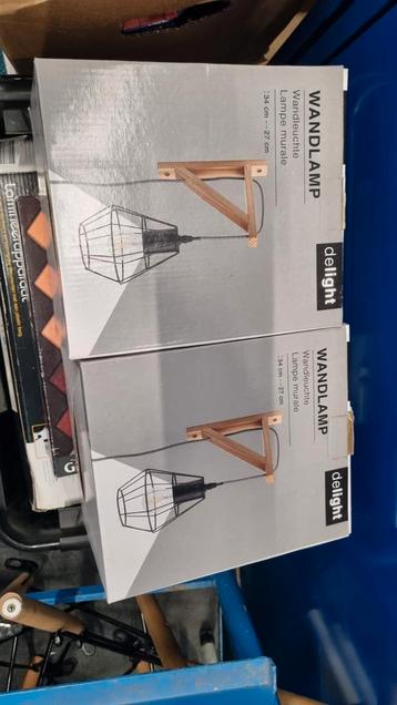 Twee wandlampen hout en staal beschikbaar voor biedingen