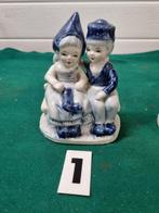 beeld delfts stel op bankje ( linker is verkocht), Verzamelen, Beelden en Beeldjes, Ophalen of Verzenden