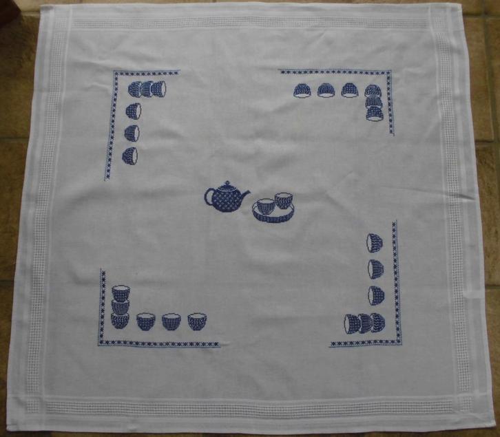 Tafelkleed - Wit - Afmeting: 72x76cm. Handwerk., Huis en Inrichting, Tafelkleden, Nieuw, Ophalen of Verzenden